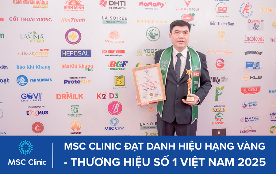 BSCKII Trần Trọng Thắng thay mặt MSC Clinic nhận danh hiệu