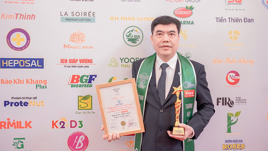 BSCKII Trần Trọng Thắng thay mặt MSC Clinic nhận danh hiệu