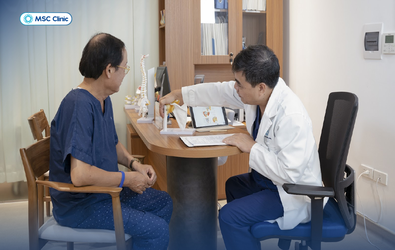 BSCKII Trần Trọng Thắng giải thích chi tiết về tình trạng bệnh lý và hướng điều trị cho NSUT Phú Thăng - Bệnh nhân viêm quanh khớp vai