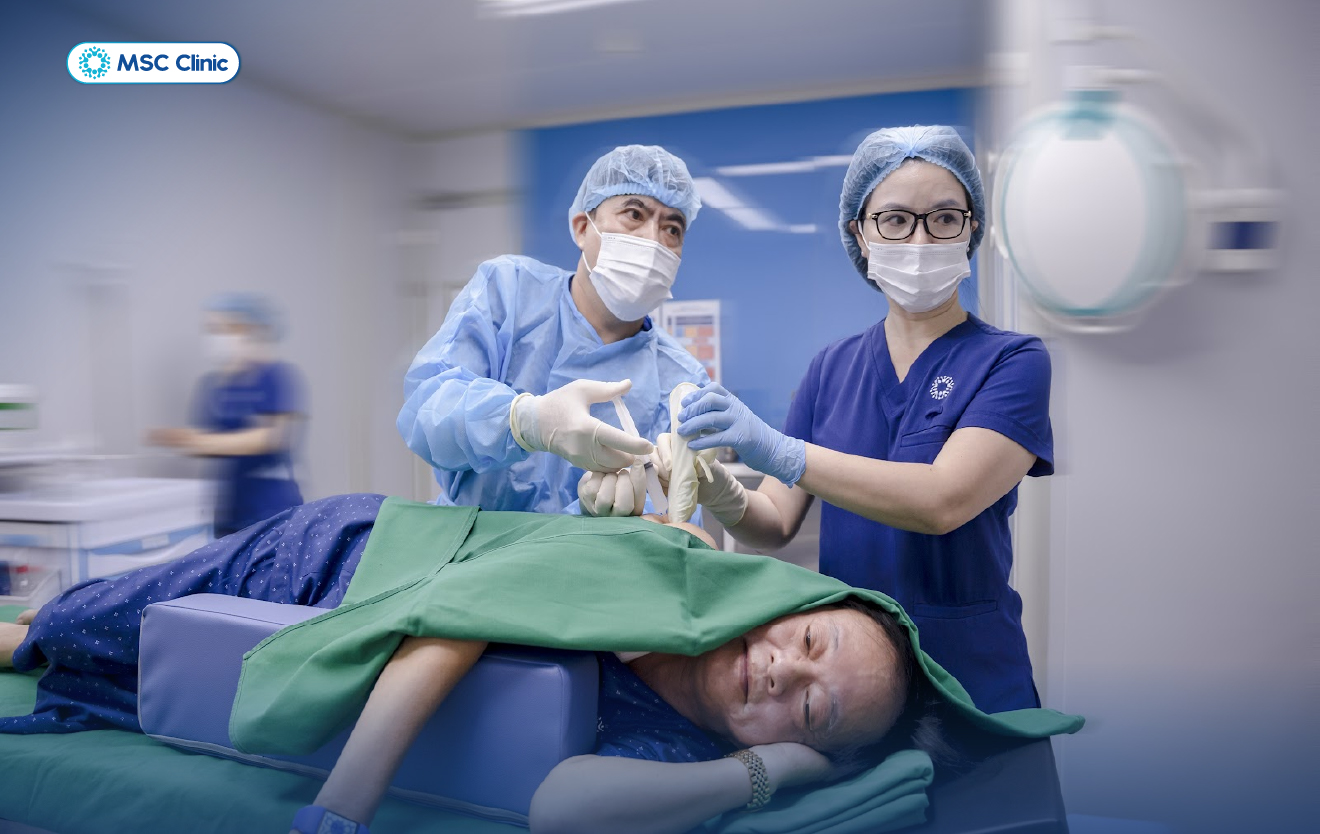 Thực hiện tiêm nong khớp vai cho NSUT Phú Thăng trong phòng tiêm vô khuẩn