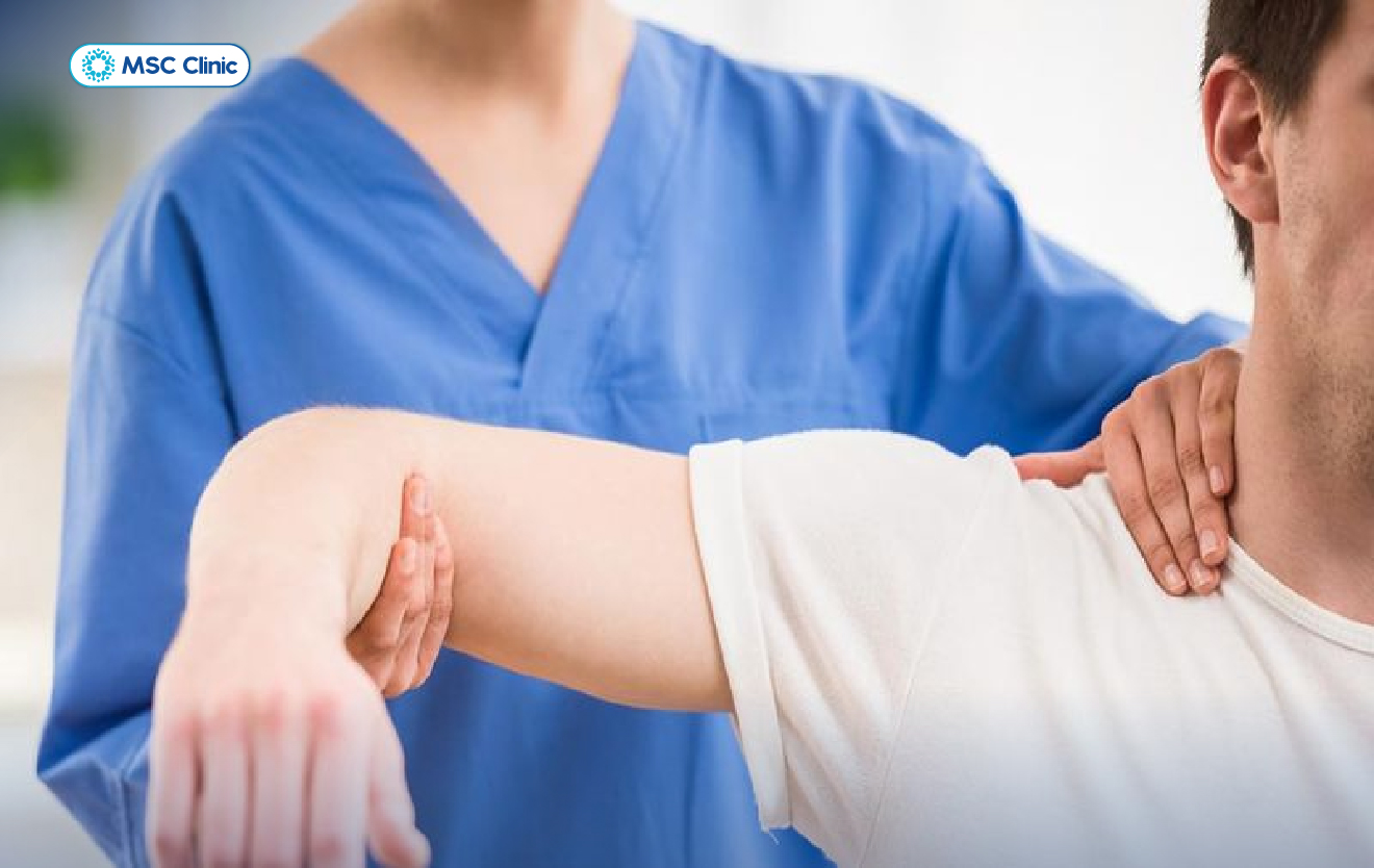 Thoái hoá khớp vai có thể dẫn đến các biến chứng như hạn chế phạm vi chuyển động vai, khiến người bệnh khó thực hiện các công việc hàng ngày