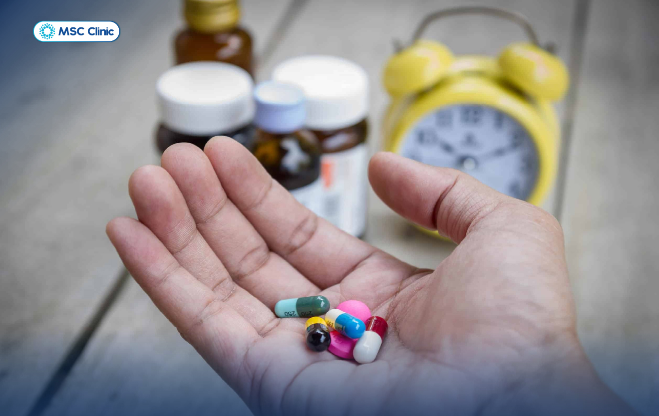 Nếu dùng quá liều, các thuốc giảm đau kháng viêm có thể gây tác dụng phụ như đau dạ dày, loét, xuất huyết tiêu hóa hoặc ảnh hưởng gan thận