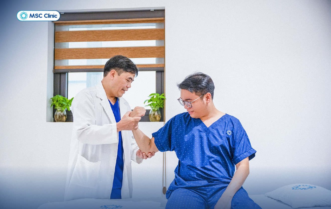 Bác sĩ Thắng đang hướng dẫn bệnh nhân tập bài tập phục hồi vai thể thao