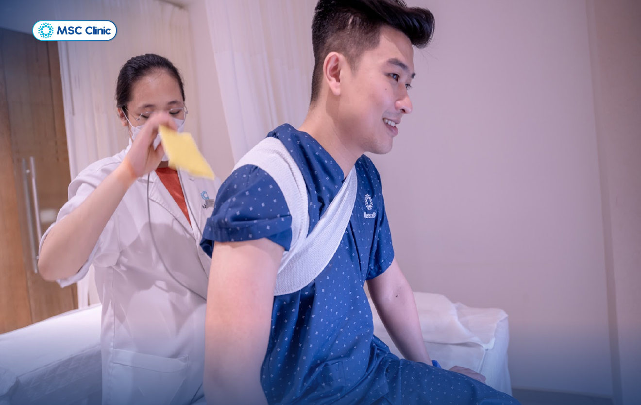 Anh Đỗ Hoàng Việt trong buổi vật lý trị liệu phục hồi sau chấn thương tại MSC Clinic