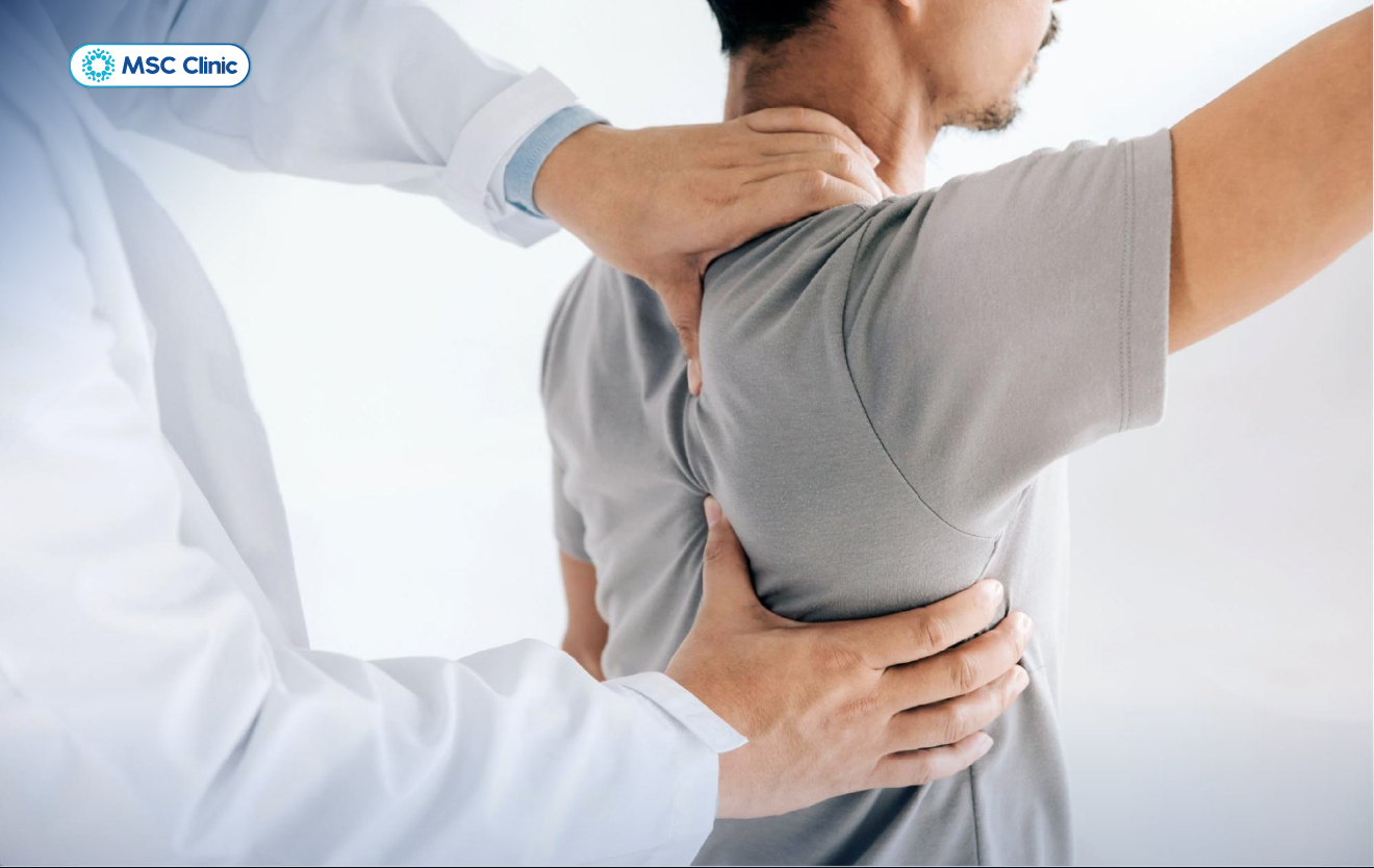Không giơ tay được lên cao có thể là biểu hiện do chèn ép dưới mỏm cùng vai