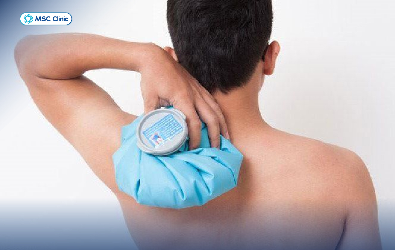 Chườm lạnh là cách giảm đau vai thể thao nhanh chóng khi chấn thương