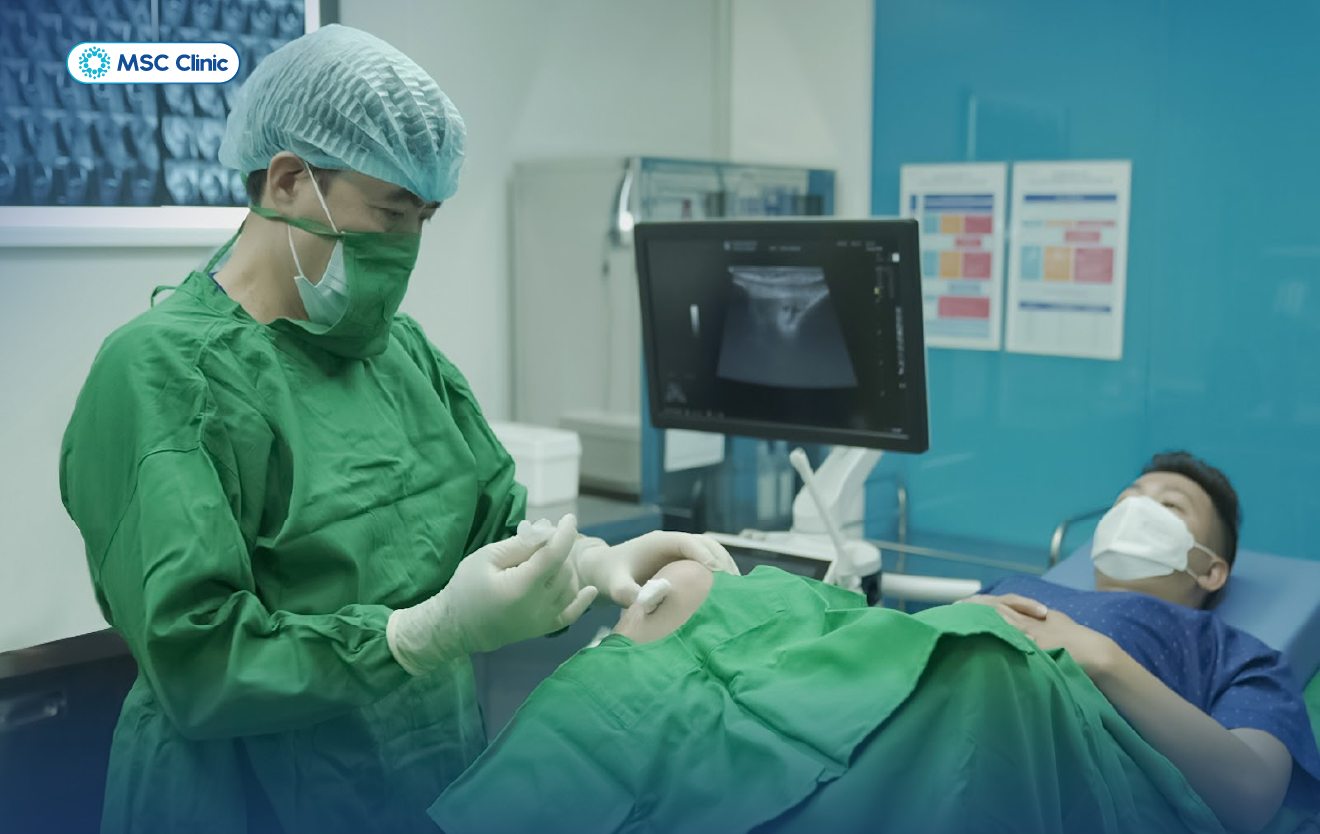 Tiêm huyết tương giàu tiểu cầu tại MSC Clinic trong phòng tiêm vô khuẩn tiêu chuẩn phòng phẫu thuật, dưới hướng dẫn siêu âm
