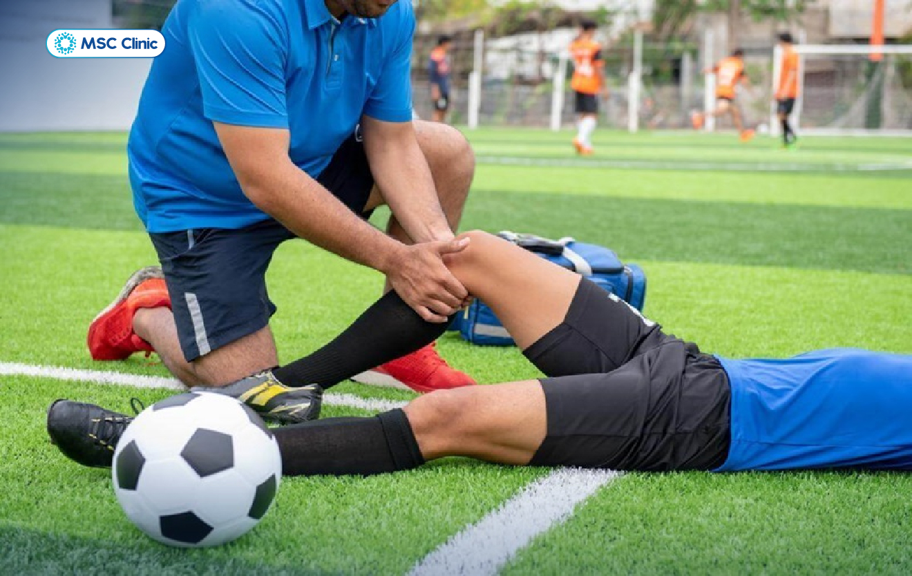 Không thực hiện đúng các kỹ thuật có thể khiến bạn bị đau đầu gối khi đá bóng