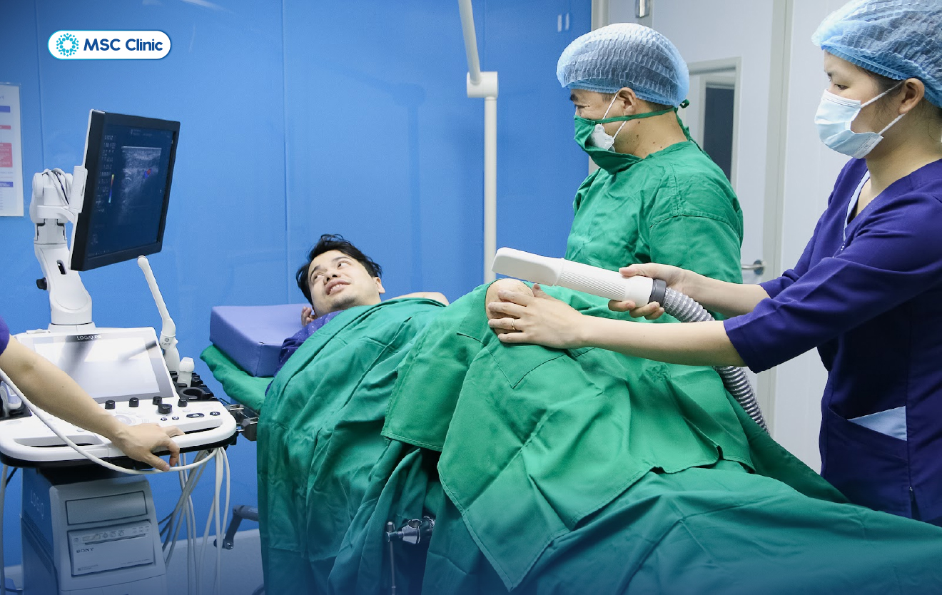 Thực hiện siêu âm nhằm xác định chính xác vùng tổn thương ở khớp gối do chấn thương thể thao trước khi tiêm PRP