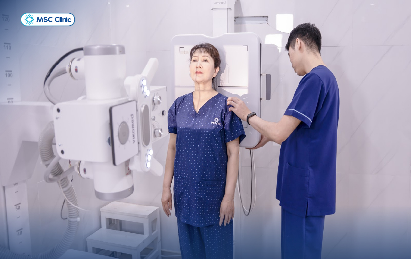 Thực hiện siêu âm nhằm xác định chính xác vùng tổn thương ở khớp gối do chấn thương thể thao trước khi tiêm PRP