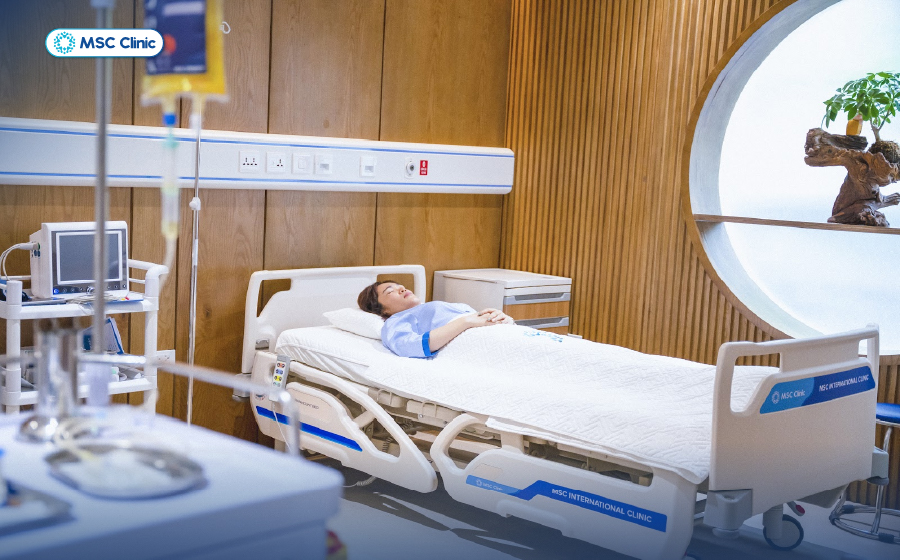 Người bệnh được điều trị bằng liệu pháp tái tạo, phục hồi gan trong phòng lưu bệnh hiện đại, đảm bảo tối đa sự riêng tư