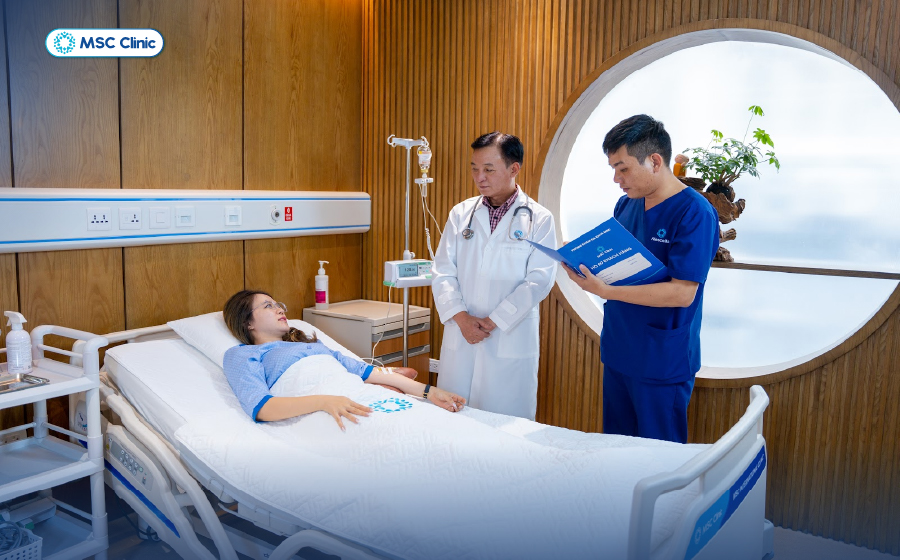 Với bề dày kinh nghiệm và tay nghề vững chắc, PGS Tuấn Anh luôn tận tâm với bệnh nhân trong suốt quá trình điều trị 