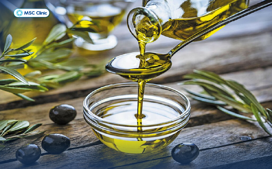 Bệnh gan nên ăn gì là tốt nhất? Nên sử dụng dầu oliu để chế biến các món ăn thường ngày, thay cho mỡ động vật 