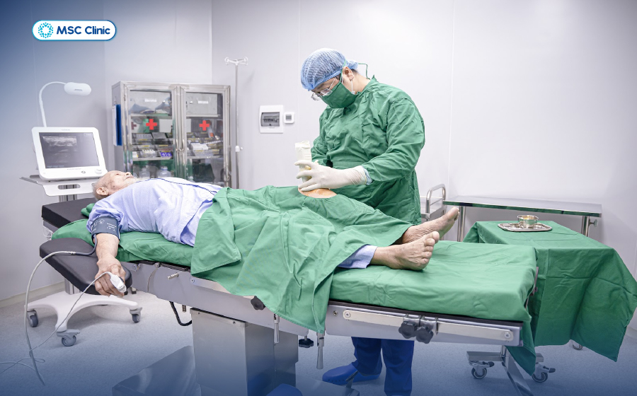 Khách hàng thoái hóa khớp gối tiêm PRP trong phòng tiêm vô trùng