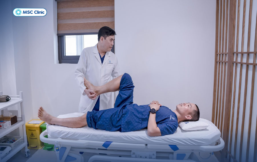 Runner Hùng Hải được BSCKII Trần Trọng Thắng kiểm tra tình trạng viêm gân chân và tư vấn phác đồ điều trị cá nhân hóa