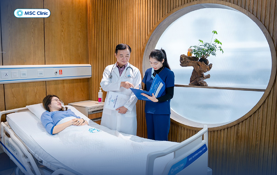 PGS.TS.BSCKII Đỗ Tuấn Anh thăm khám cho bệnh nhân