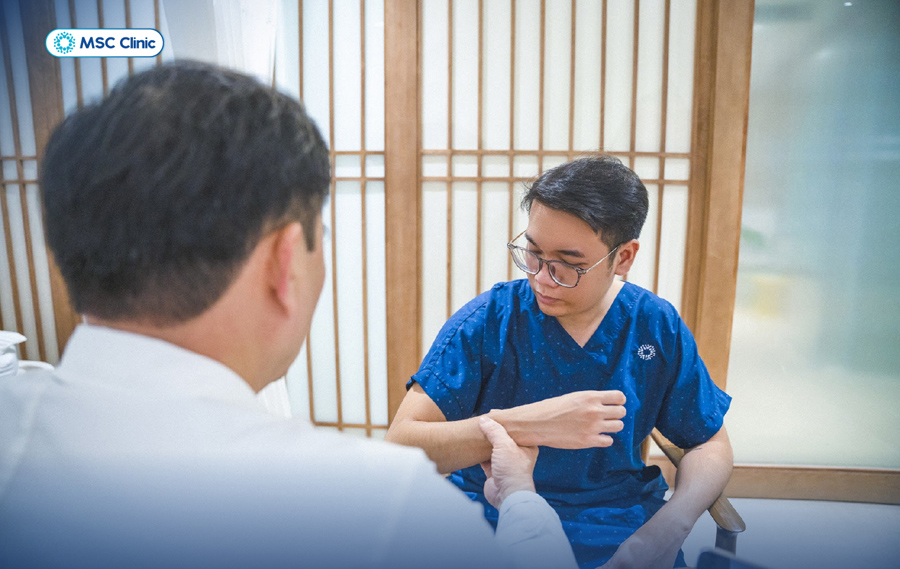 Thăm khám sớm giúp xác định đúng mức độ chấn thương cổ tay khi chơi thể thao