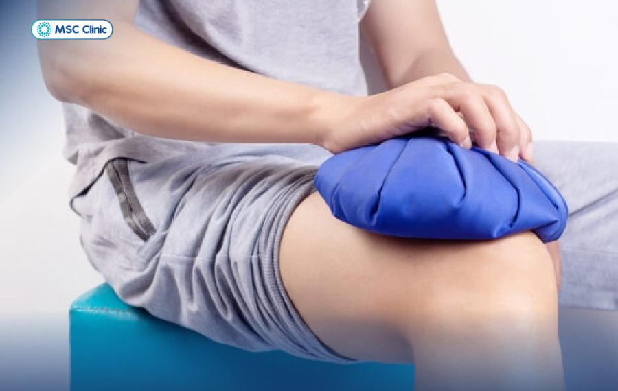 Người bệnh có thể sử dụng túi chườm lạnh hoặc bọc khăn để tránh áp đá trực tiếp lên đầu gối tổn thương