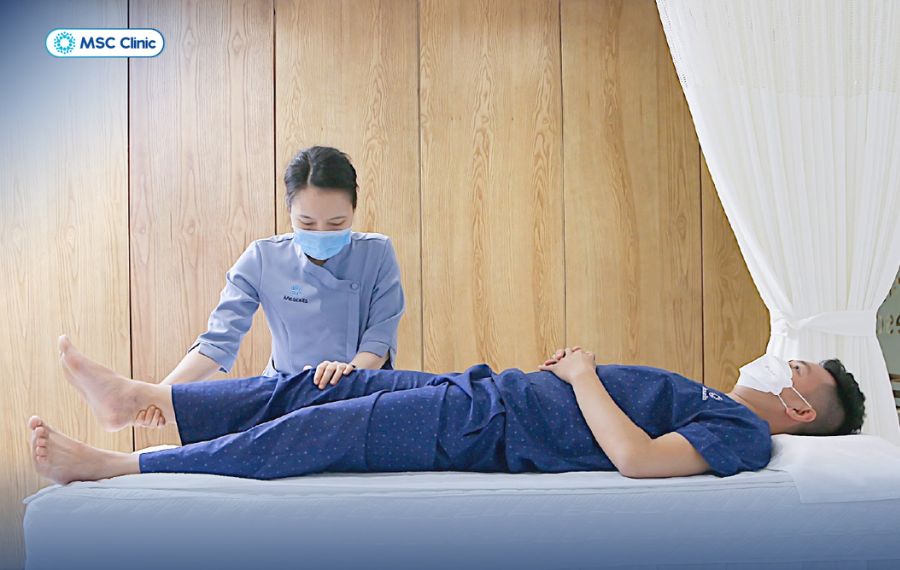 Người bệnh chấn thương dây chằng bên trong khớp gối cần tập phục hồi bằng các bài tập vật lý trị liệu chuyên sâu 