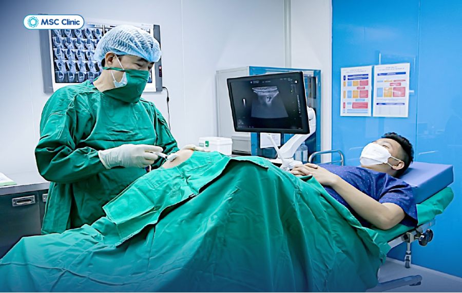 BSCKII Trần Trọng Thắng trực tiếp thực hiện tiêm PRP vào khớp gối cho bệnh nhân chấn thương dây chằng giữa gối 