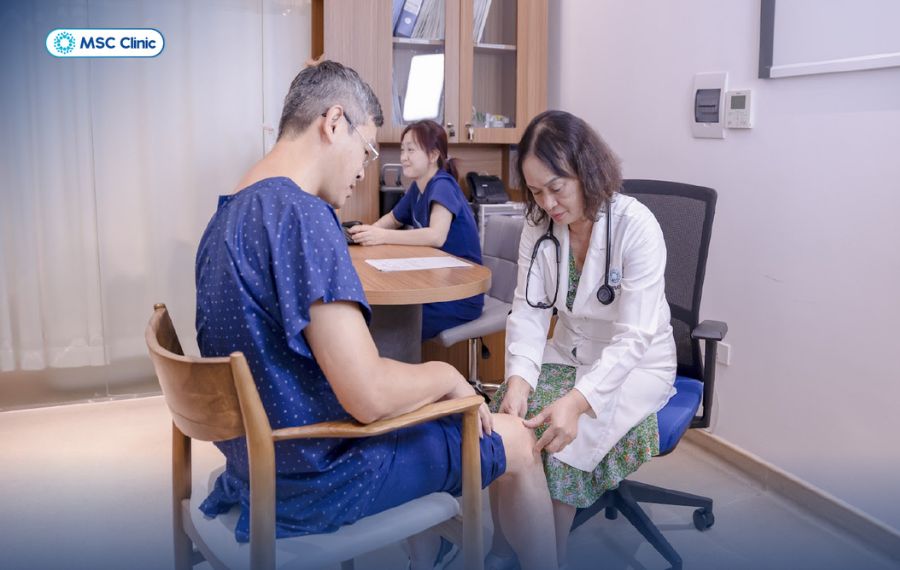 PGS.TS.BS Nguyễn Mai Hồng thăm khám kỹ càng tình trạng khớp gối của người bệnh