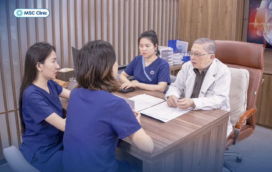 Bệnh nhân được trực tiếp thăm khám bởi đội ngũ bác sĩ chuyên gia đầu ngành