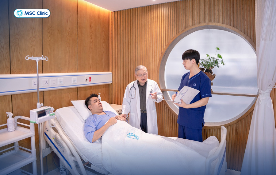 GS.TS.BS Thái Hồng Quang thăm khám điều trị cho bệnh nhân 