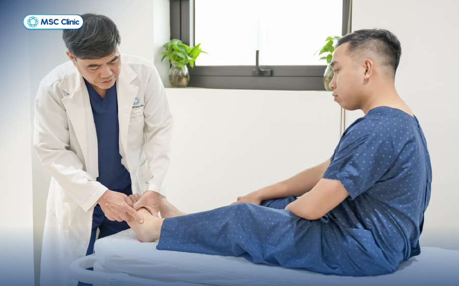 Người bệnh bị đau cổ chân nhưng không sưng được BSCKII Trần Trọng Thắng thăm khám kỹ lưỡng trước khi đưa ra phác đồ điều trị phù hợp
