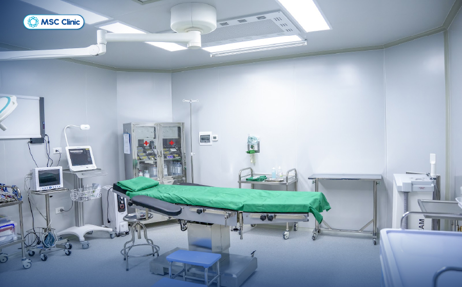 Quá trình tiêm nội khớp tại MSC Clinic được thực hiện trong phòng tiêm vô khuẩn theo tiêu chuẩn phòng phẫu thuật, đảm bảo an toàn
