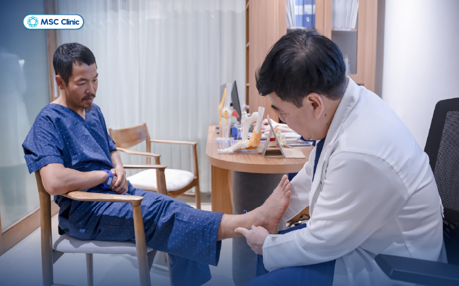 Khi gặp bất kỳ dấu hiệu bất thường ở cổ chân, người bệnh nên đến các cơ sở y tế để được thăm khám chính xác nguyên nhân 