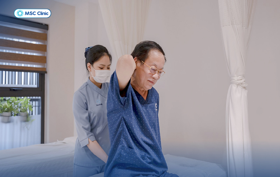 NSƯT Phú Thăng phục hồi chức năng khớp vai dưới sự hướng dẫn tận tình của kỹ thuật viên vững tay nghề tại MSC Clinic
