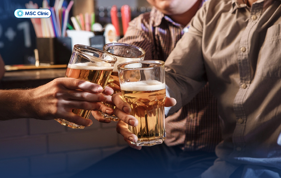 Người thường xuyên dùng rượu bia tiếp khách rất dễ bị tổn thương gan, men gan tăng cao và tiến triển thành viêm gan, xơ gan