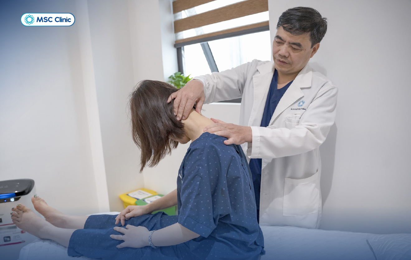 Bác sĩ Trần Trọng Thắng thăm khám cho bệnh nhân