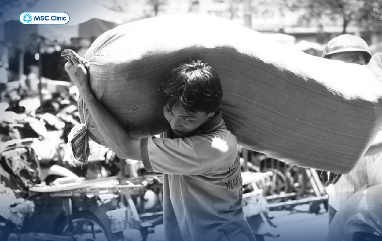 Mang vác vật nặng không đúng tư thế dễ làm giãn dây chằng cổ