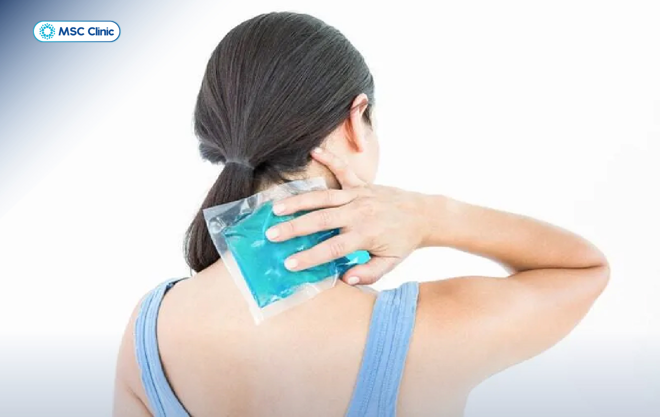 Khi giãn dây chằng cổ gây đau nhức, chườm lạnh có thể giảm cảm giác đau