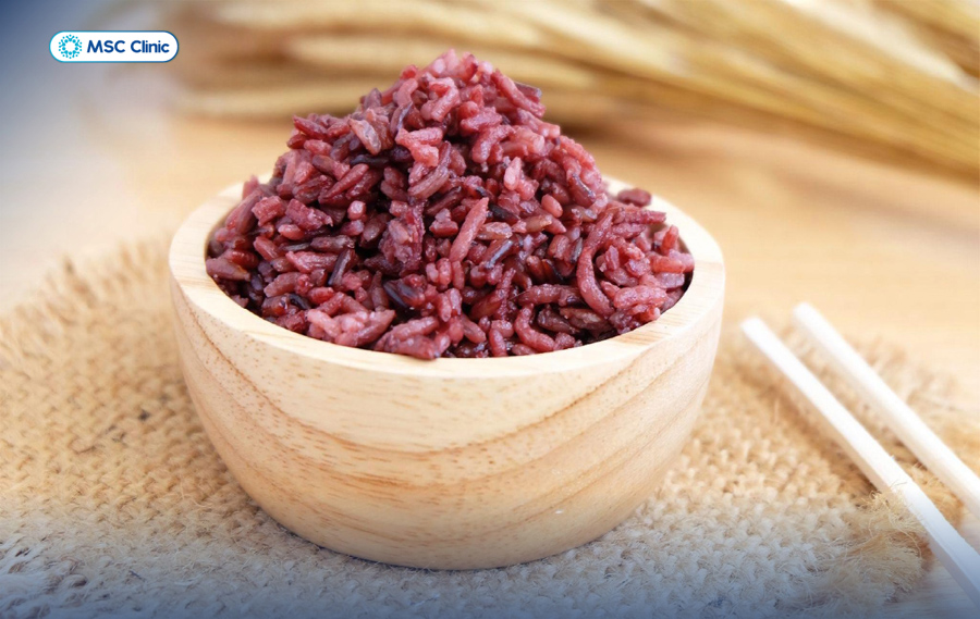 Món ăn đầu tiên nằm trong thực đơn 7 ngày cho người tiểu đường là cơm gạo lứt