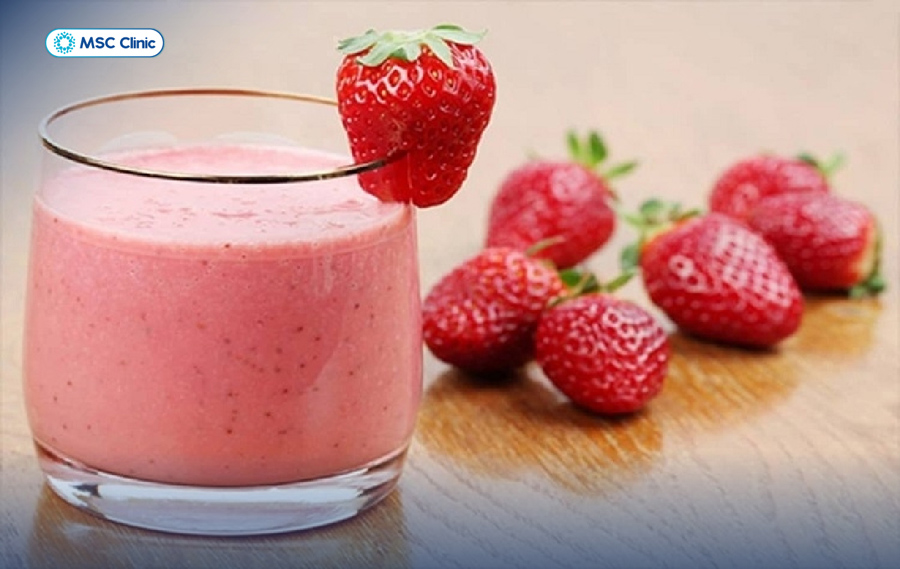 Vào bữa phụ, người bệnh có thể uống sinh tố dâu không đường giúp bổ sung năng lượng mà không lo tích đường