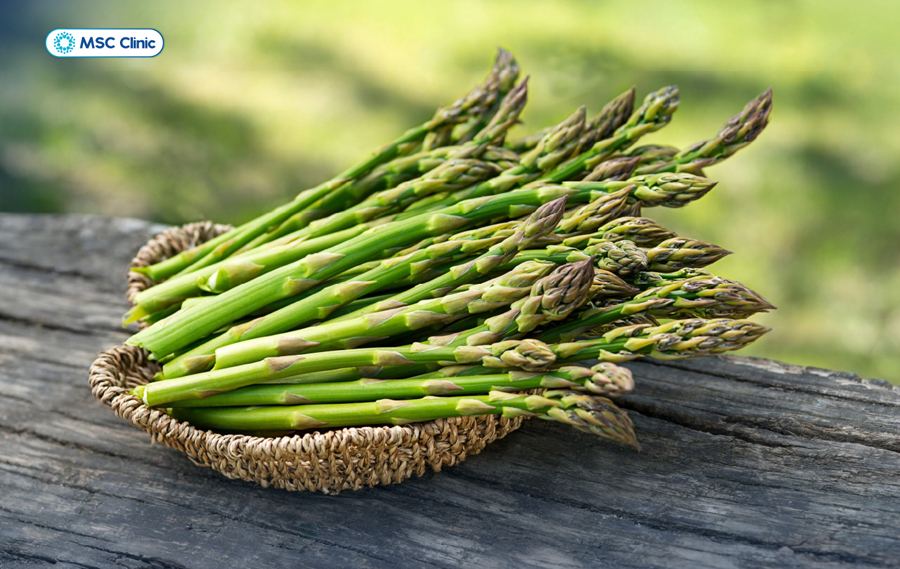 Măng tây chứa nhiều vitamin K, chất xơ hỗ trợ tiêu hoá tốt và hạn chế tăng lượng đường huyết sau bữa ăn 