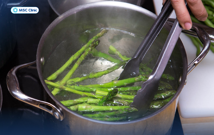 Việc nấu/luộc rau quá chín dễ làm tăng chỉ số GI, ảnh hưởng đến đường huyết của người bệnh 