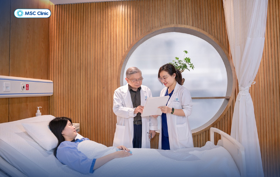 GS.TS.BS Thái Hồng Quang trực tiếp thăm khám, điều trị cho bệnh nhân tiểu đường