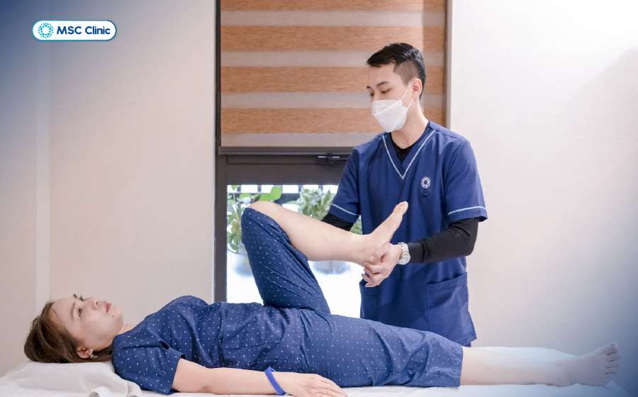 Diễn viên Anh Thơ tập phục hồi chức năng khớp gối tại MSC Clinic