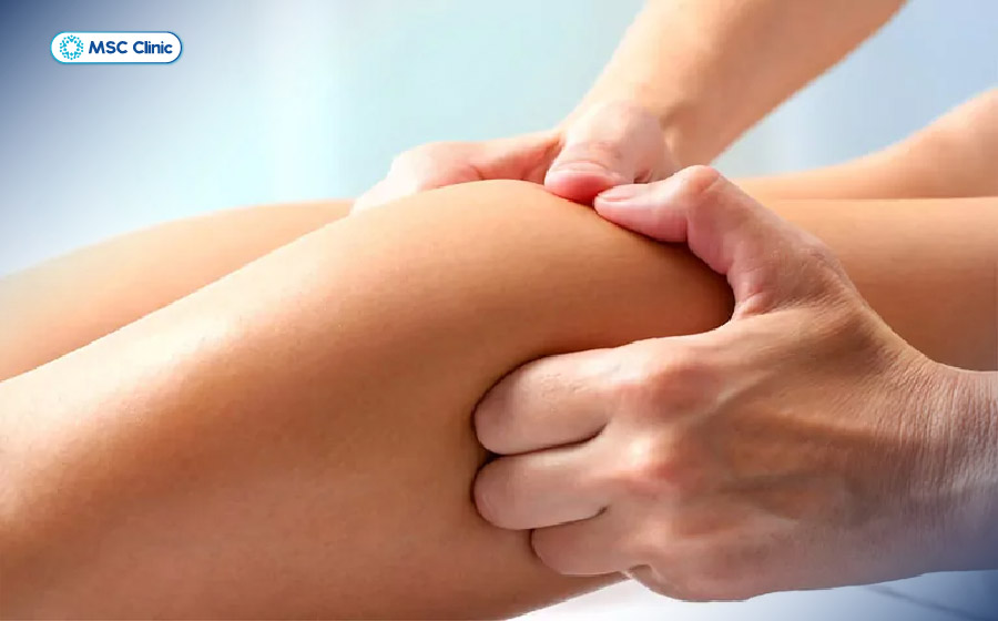 Lưu ý massage nhẹ nhàng, không xoa trực tiếp vào vùng khớp gối bị tổn thương