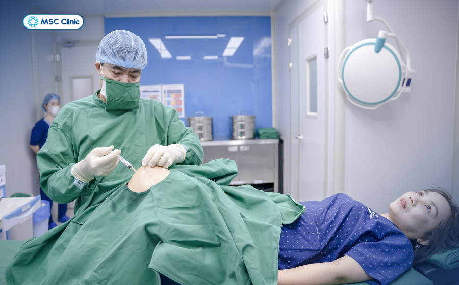 Quá trình tiêm thủ thuật được thực hiện trong phòng tiêm nội khớp