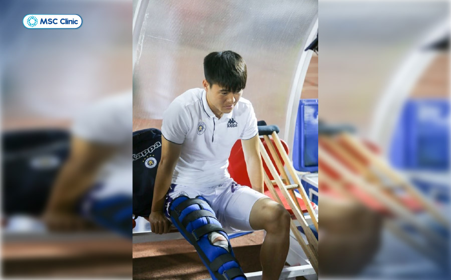 Hình ảnh vận động viên bóng đá Duy Mạnh phải ngừng thi đấu sau khi gặp chấn thương đứt dây chằng chéo