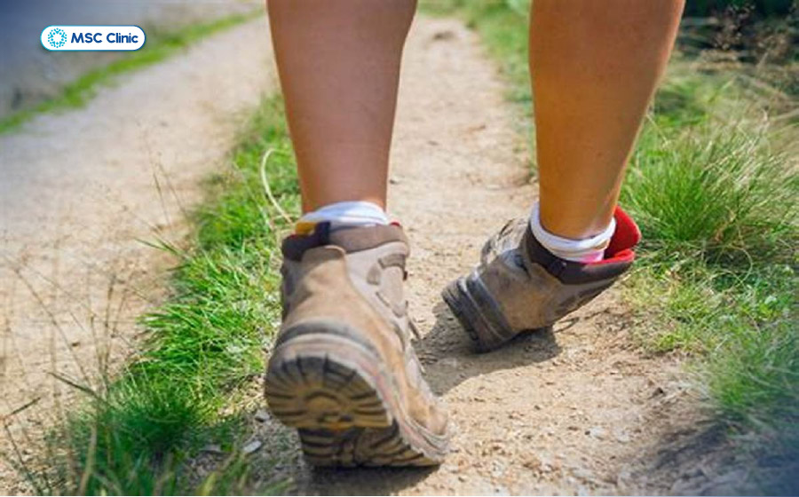 Lật cổ chân đột ngột khiến dẫn đến bong gân mắt cá chân