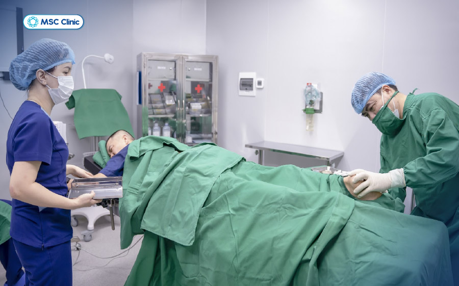 Thực hiện thủ thuật tiêm nội khớp phục hồi chấn thương cổ chân cho VĐV Hùng Hải