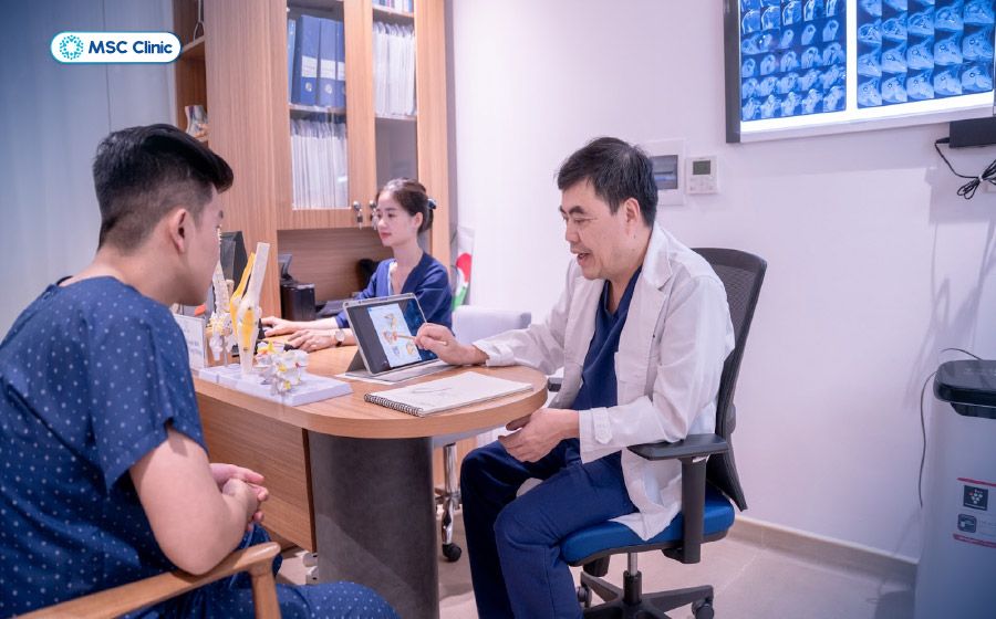 Bác sĩ Chuyên khoa II Trần Trọng Thắng giải thích về triệu chứng đau khớp cổ chân