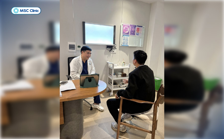 Bác sĩ khám lâm sàng và khai thác tiền sử bệnh