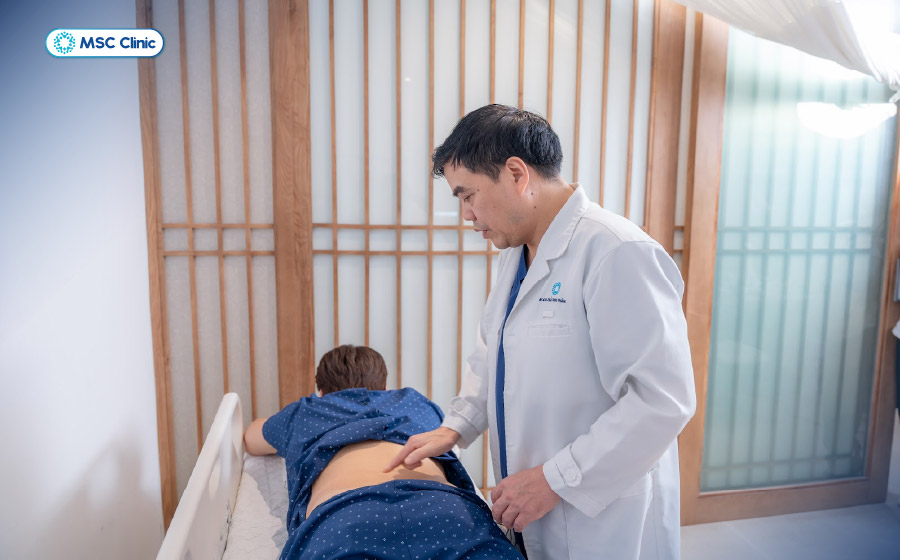 Bác sĩ tại MSC Clinic trực tiếp thăm khám tình trạng và đưa ra phác đồ điều trị phù hợp cho người bệnh