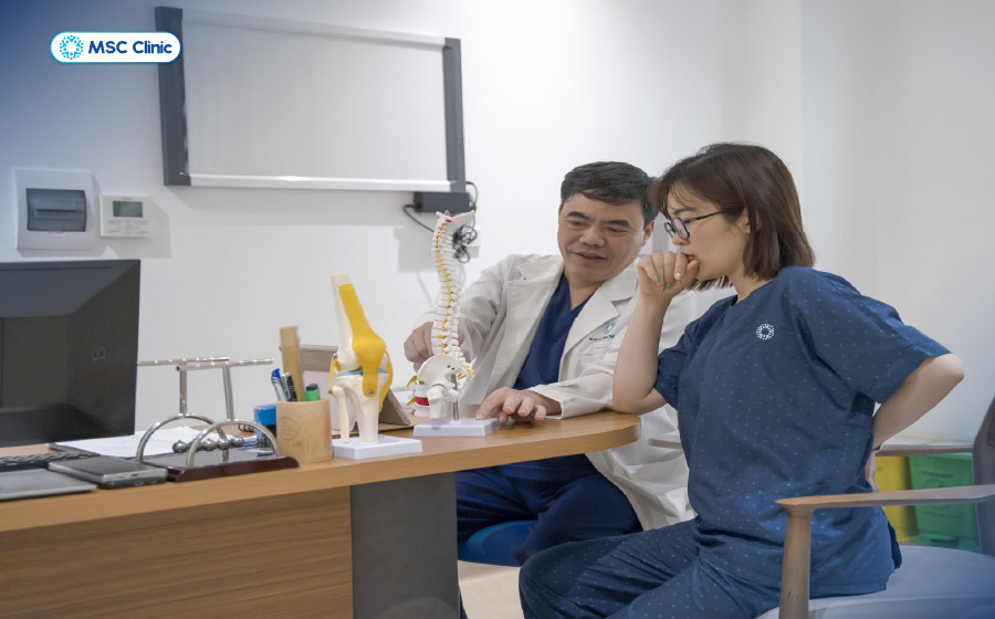 Bác sĩ Thắng trực tiếp thăm khám bệnh lý gây đau cơ liên sườn và đưa ra phác đồ điều trị phù hợp